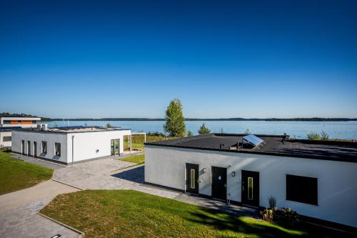 Hangar 19 Superior Apartment mit Balkon und Seeblick H7W3 — 4-Star Luxury Hotel in Schwerin, Germany