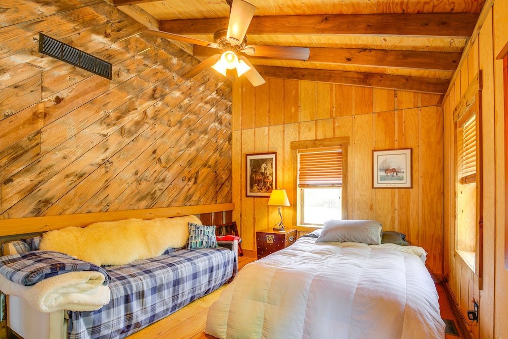 Serene Pacific Getaway: Deck Grill & Fire Pit in Pacific, United States