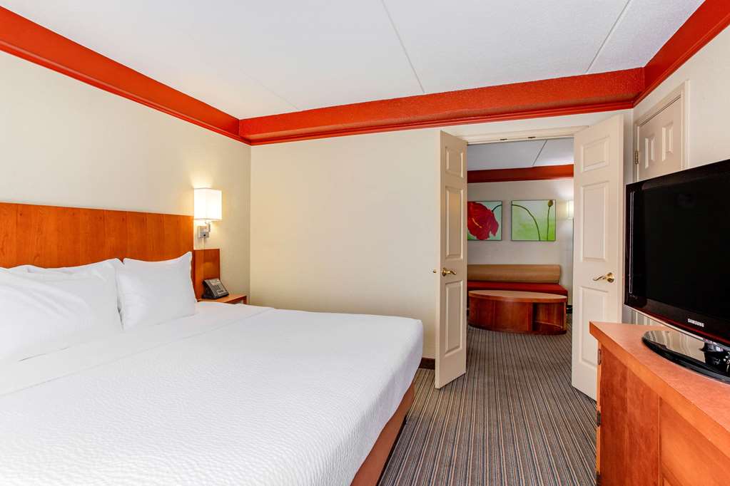 La Quinta Inn & Suites by Wyndham Raleigh Crabtree - photo 25