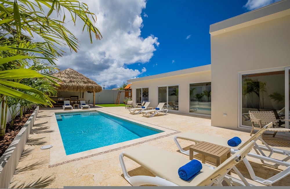 NEW 6BR Playground Private Pool Pro bbq Palapa in Noord, Aruba
