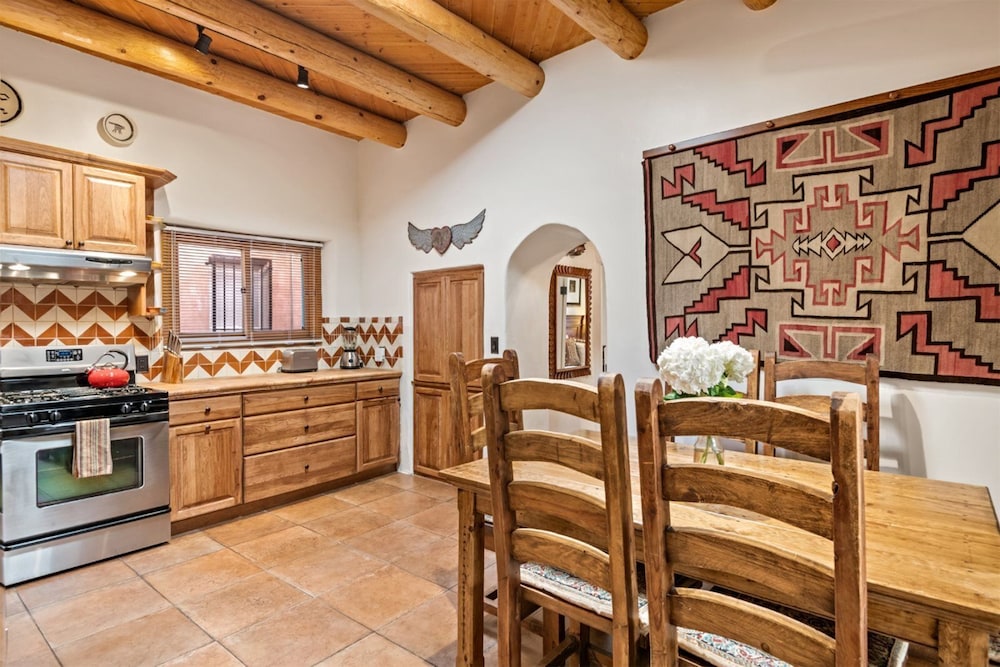 Amor Historic Adobe in the Heart of The Railyard and Downtown Santa Fe Hot Tub - photo 16