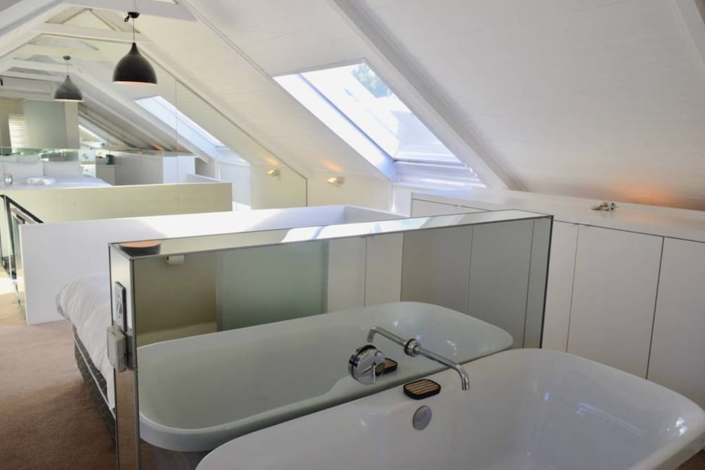 Deep Soaking Bathtub