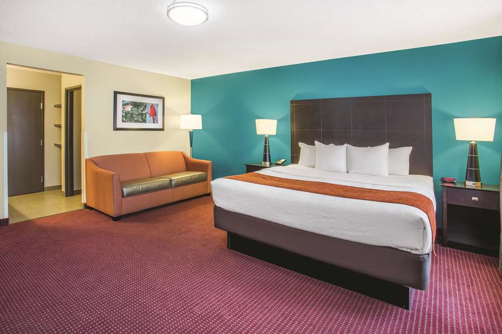 La Quinta Inn & Suites by Wyndham O'Fallon IL St. Louis - photo 16