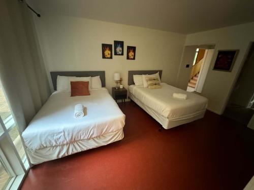 Midcentury Modern Pool & Hot tub Retro Retreat in Mobile, United States