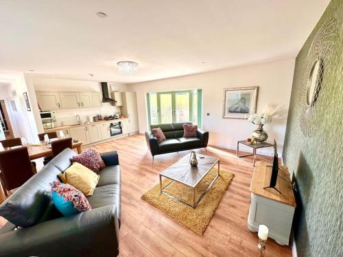 Fox Acre Lodge Amazing Views — 4-Star Luxury Hotel in Usk, United Kingdom
