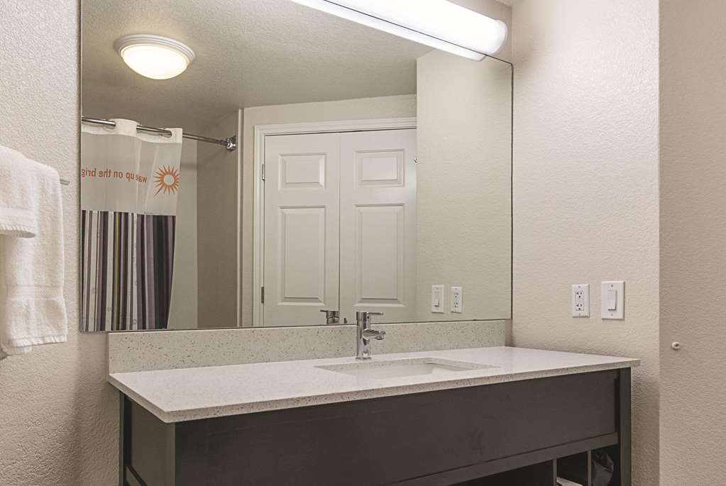 La Quinta Inn & Suites by Wyndham Ontario Airport - photo 48