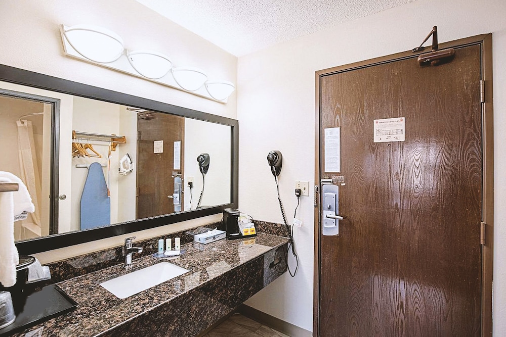 Norwood Inn & Suites Milwaukee - photo 27