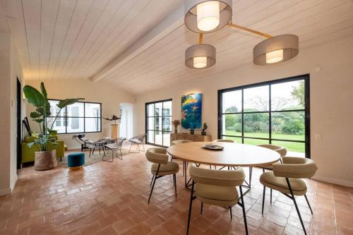 Maison galerie dans un jardin de 1200m2 — 4-Star Luxury Hotel in Le Bois-Plage-En-Re, France