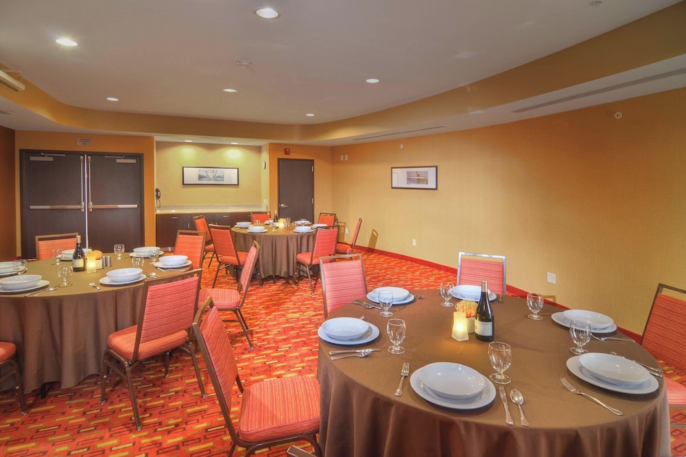 Courtyard by Marriott Medford Airport - photo 58