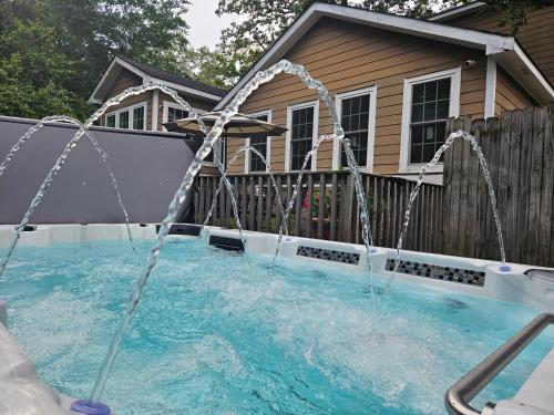 Close to Downtown 11 Person Swim Spa Hot Tub 75 TV 4 Movie Nights Spacious Walk To Restaurants Ping Pong — 4-Star Luxury Hotel in Atlanta, United States