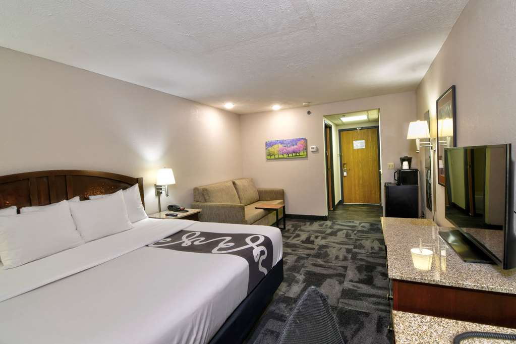 La Quinta Inn & Suites by Wyndham Springfield South - photo 30
