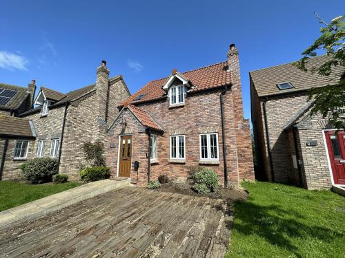 Gingerbread Cottage Part of the The Bay Filey Holiday Village with pool gym and direct beach access pub restaurant tennis and meadows walks — 4-Star Luxury Hotel in Filey, United Kingdom