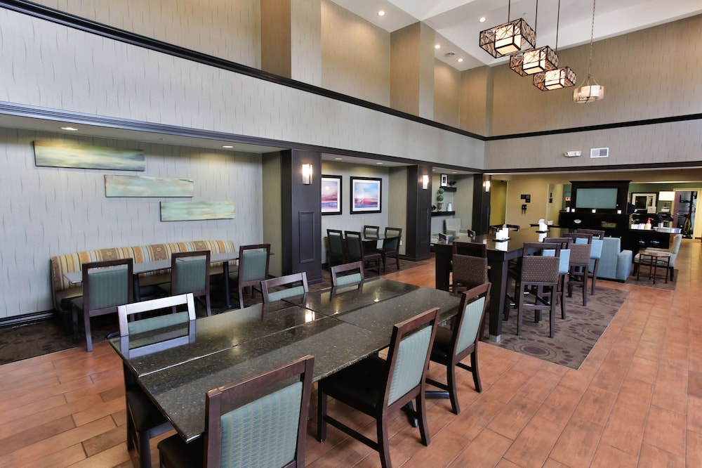 Hampton Inn & Suites Middlebury - photo 33