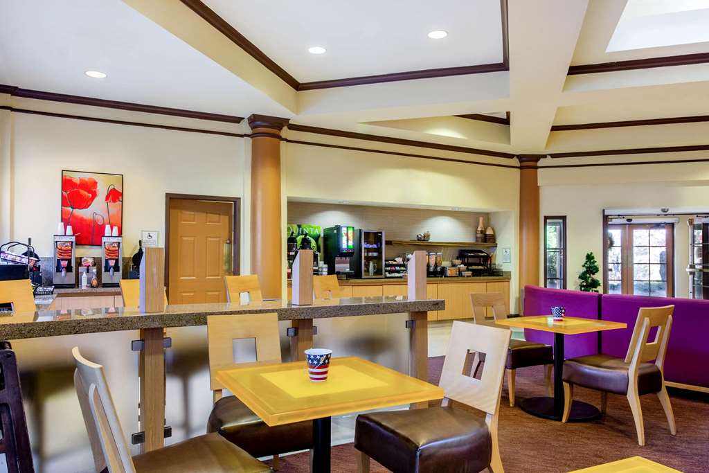 La Quinta Inn & Suites by Wyndham Raleigh Crabtree - photo 27