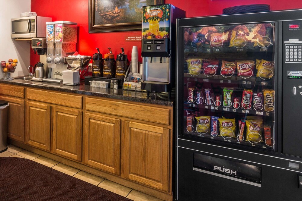 Super 8 by Wyndham Sheridan - photo 3