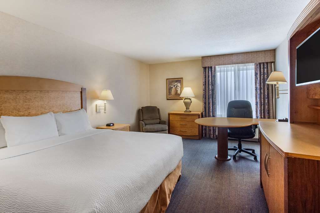 La Quinta Inn & Suites by Wyndham Islip MacArthur Airport - photo 13