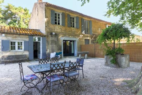 Le Gran Cabano sous les oliviers in Saint-Remy-De-Provence, France
