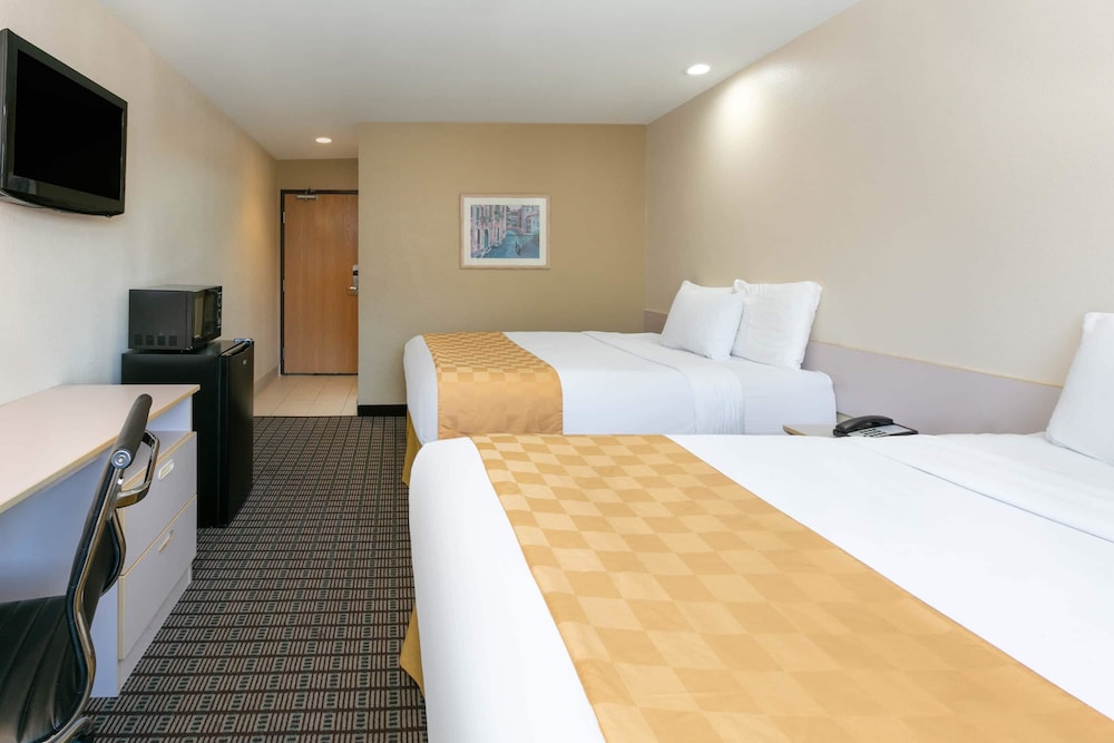 Travelodge by Wyndham Arlington Dallas Area - photo 3