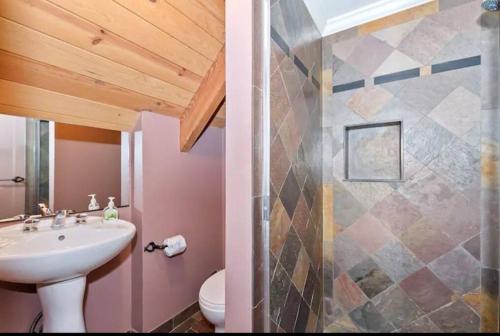 Arrowhead Lake Cabin pool table stunning views — 4-Star Luxury Hotel in Lake Arrowhead, United States