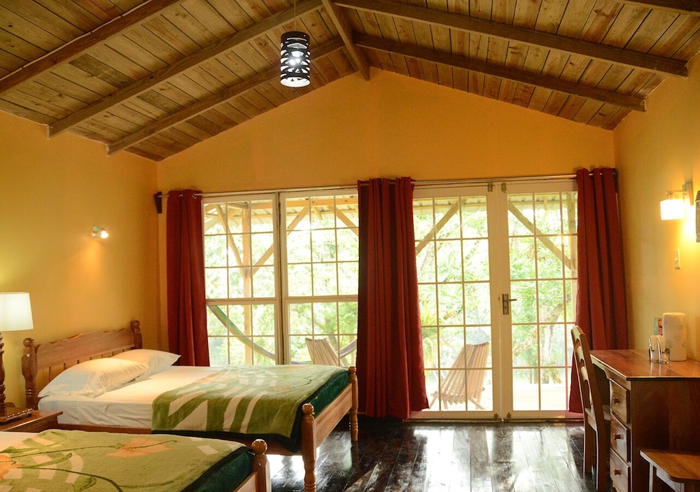 Howler Monkey Resort - carbon neutral hotel in Belize City
