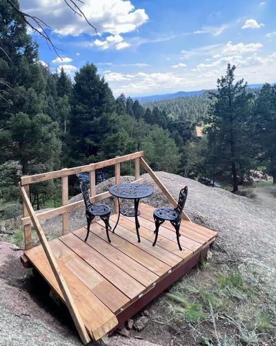Red Door cabins — 4-Star Luxury Hotel in Florissant, United States