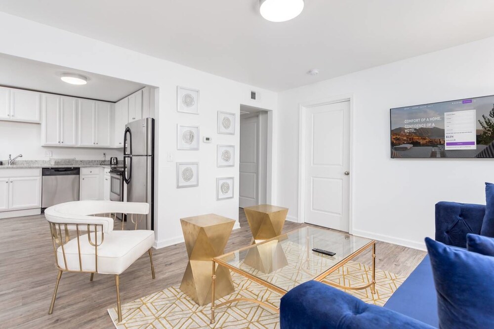 8 Bedrooms Comprised of 4 2BR Suites by Domio - photo 47