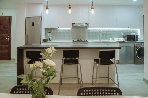 Cozy Room in Cascais City with Full Kitchen 5 minutes from the beach in Cascais, Portugal