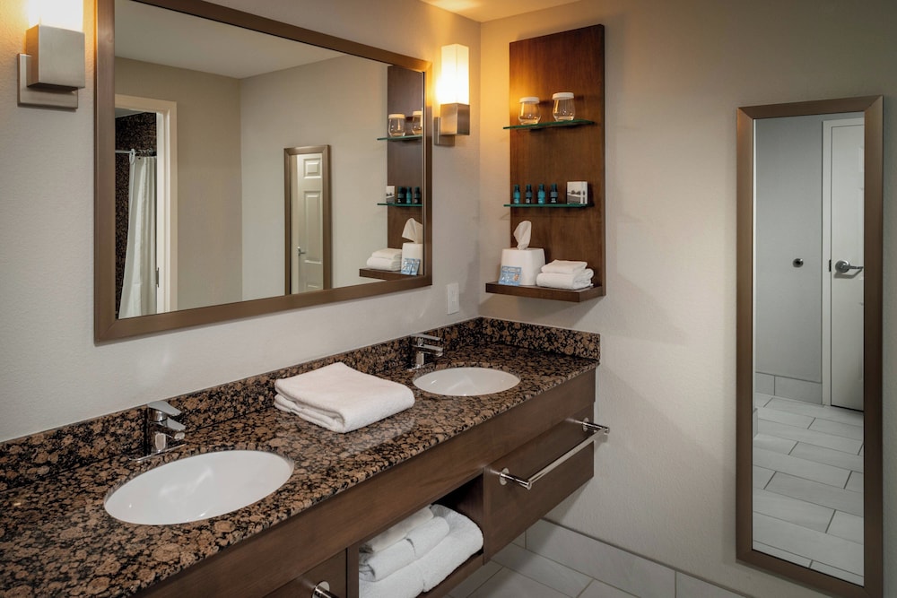 Delta Hotels by Marriott Huntington Mall - photo 12