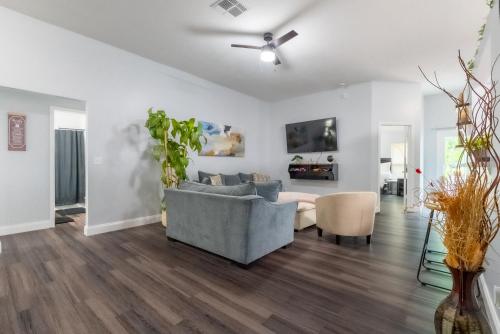 Family Retreat Near NAS JAX and Orang Park Mall with Gameroom in Jacksonville, United States