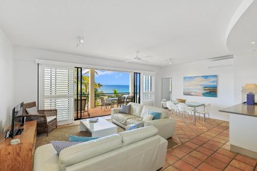 4 Hilltop Villas Enjoy Ocean Views From The Heart Of The Village — 4-Star Luxury Hotel in Sunshine Beach, Australia