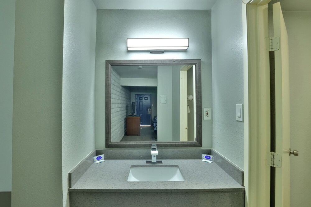 El Tejas Motel - photo 12