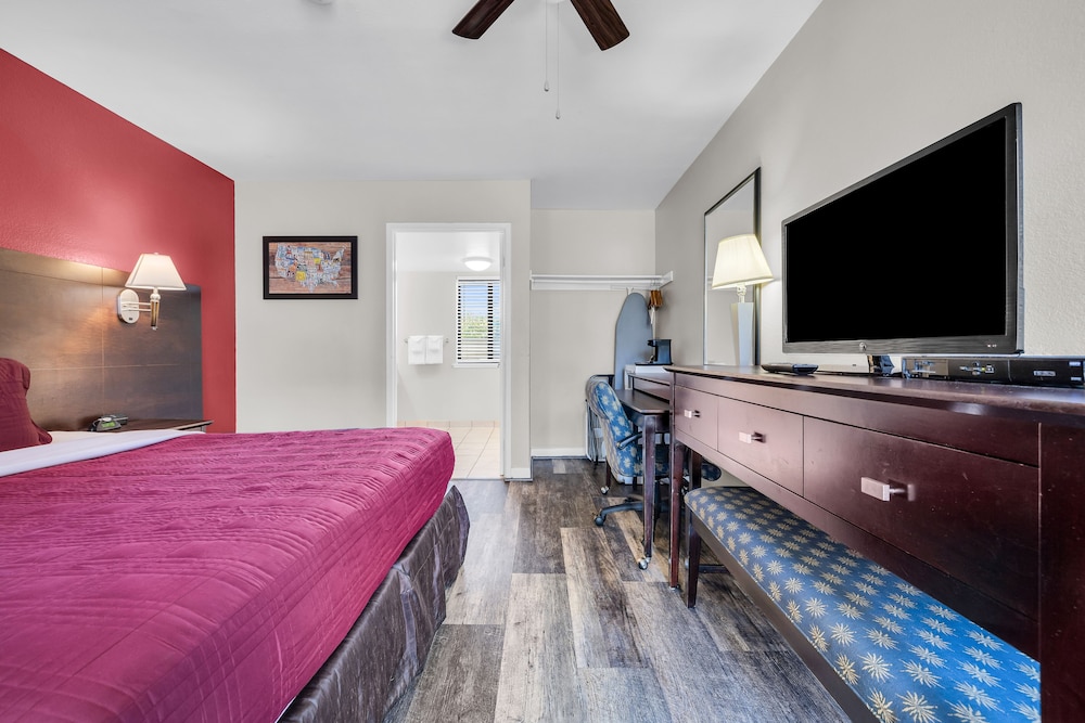 Econo Lodge Bay Breeze - photo 7