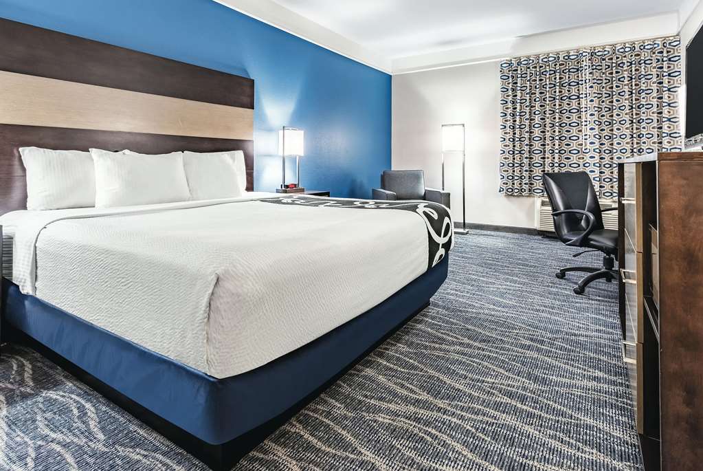 La Quinta Inn & Suites by Wyndham Phoenix I 10 West - photo 17