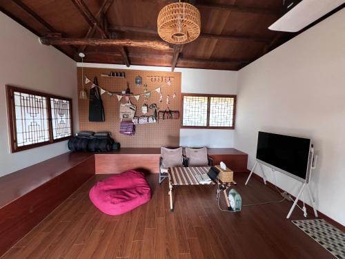 Pet friendly camping theme house anseongcamp96 by dazayo — 4-Star Luxury Hotel in Seogwipo, South Korea