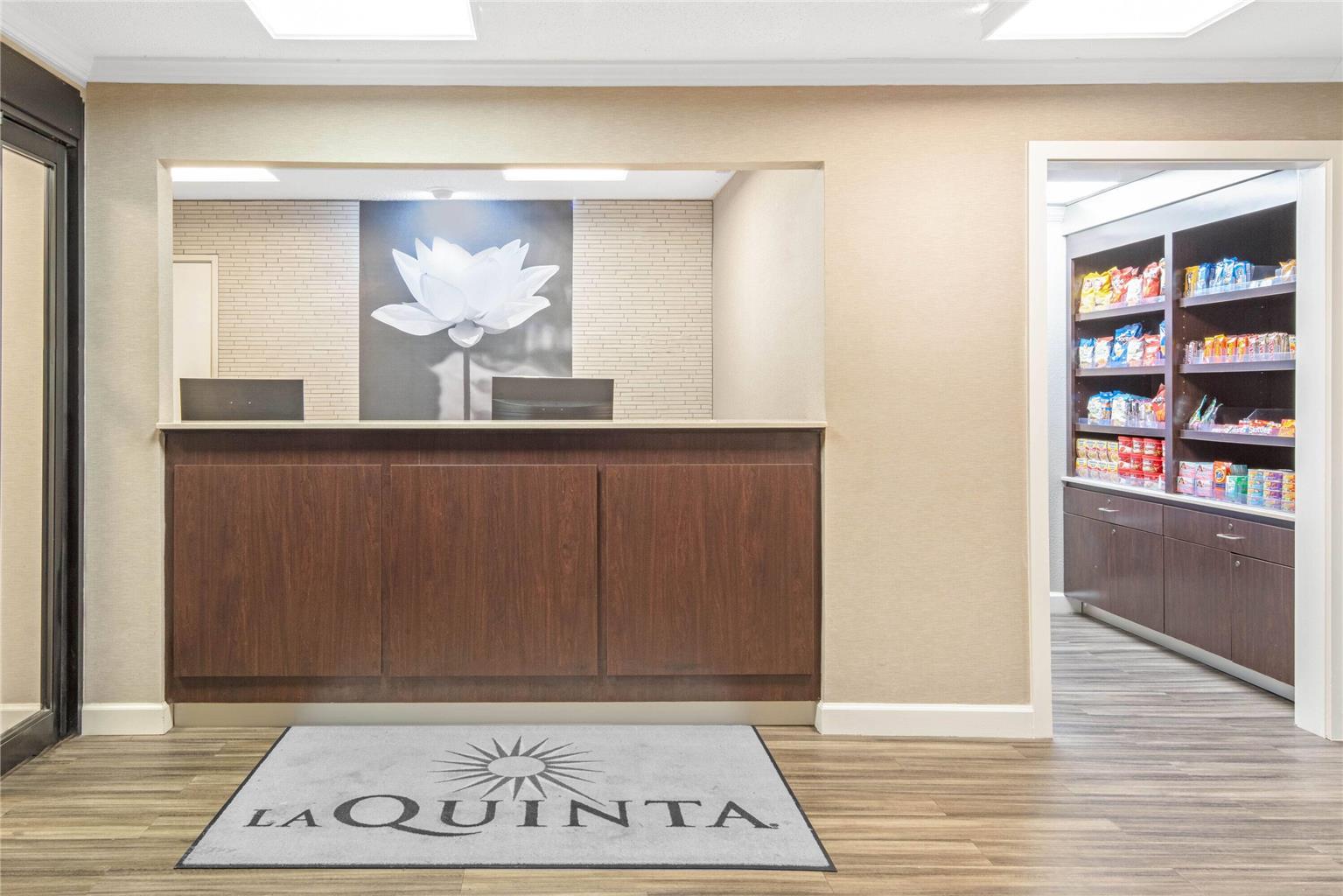 La Quinta Inn & Suites by Wyndham Baton Rouge Siegen Lane - photo 9
