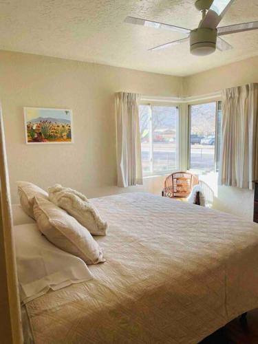 Vintage charm vacation home with modern comforts near Old Town — 4-Star Luxury Hotel in Albuquerque, United States