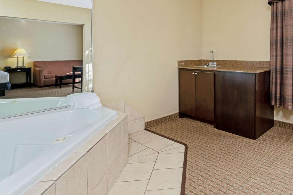 La Quinta Inn & Suites by Wyndham Morgan City - photo 25