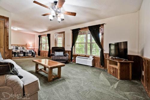Secluded 2 story cabin Pool WiFi smart TVs — 4-Star Luxury Hotel in Eureka Springs, United States