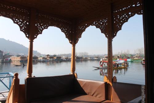 Iram Houseboats — 4-Star Luxury Hotel in Srinagar, India