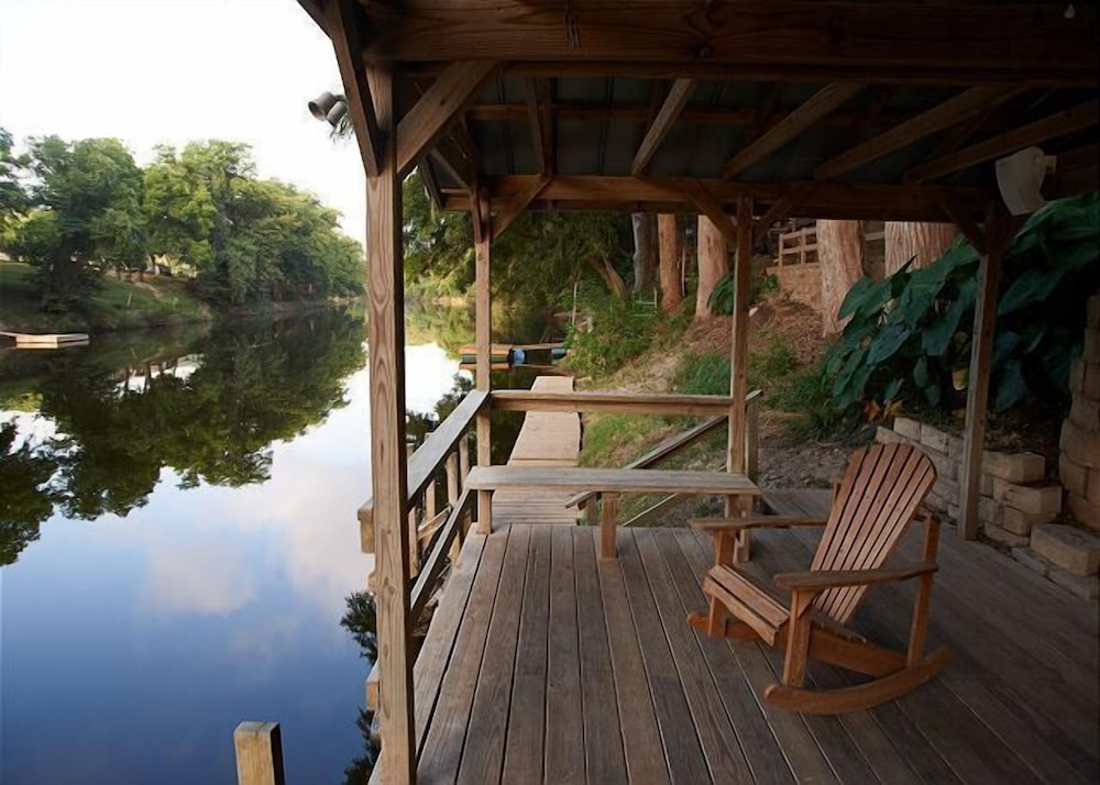 Leaning Oak PRD923 by RedAwning - last minute hotel in New Braunfels