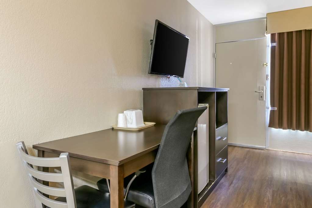 Econo Lodge Shorewood - photo 11