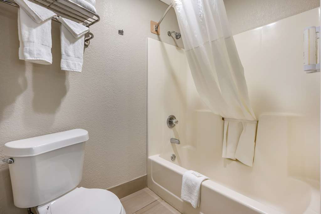 Clarion Pointe Louisville East - photo 24