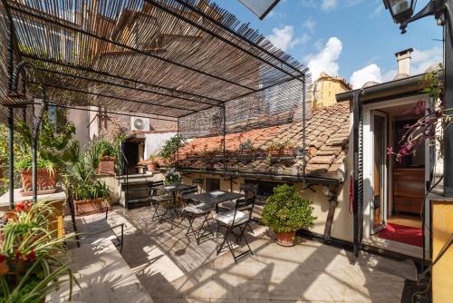Orange Room With Bathroom And Shared Terrace — Rome