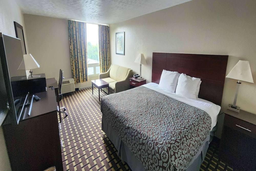 Days Inn by Wyndham Fort Wright Cincinnati Area - photo 28