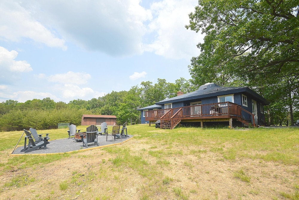 Black Bear Cabin Fire Pit Grill View Pet Friendly Fireplace King Bed Wifi Game Room — 4-Star Luxury Hotel in Morton Grove, United States