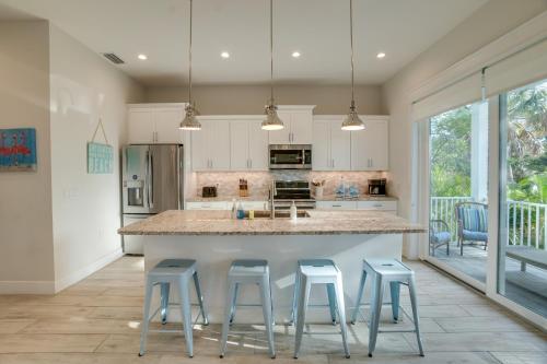 4 Bed And 3 And Half Bath Private Heated Pool Spa And Rooftop Deck 5 Minutes From The Beach — Anna Maria — photo 3