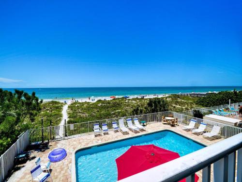Beachside Hideout Unit K — 4-Star Luxury Hotel in Indian Rocks Beach, United States