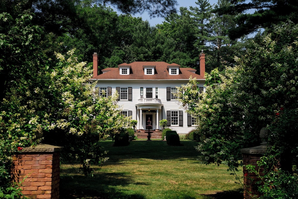 16 Elm Heritage Hotel — 5-Star Luxury Hotel in Trumansburg, United States