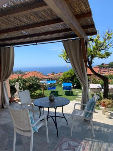 Di Verde d Azzurro — 4-Star Luxury Hotel in Pompeiana, Italy