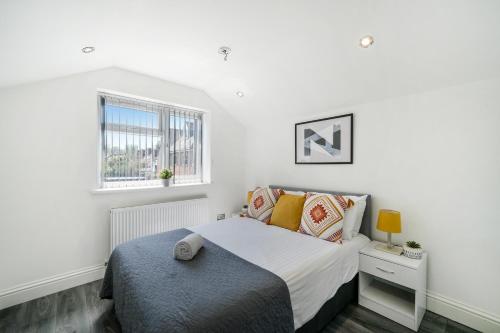 COZY 6 Bed Home in Reading Close to University Attractions Train Station with Garden Parking & WiFi